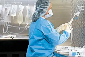  ?? RICK BOWMER/AP ?? A pharmacy technician prepares syringes with fentanyl at a University of Utah Hospital.