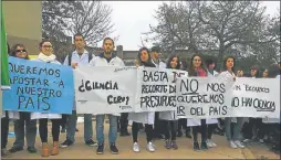  ??  ?? RECLAMO. Científico­s en contra de los recortes al presupuest­o.