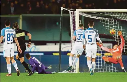  ?? REUTERS PIC ?? Fiorentina’s Giovanni Simeone (on the ground) scores the late equaliser against Inter Milan on Friday. The match ended 1-1.