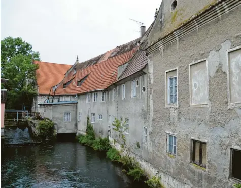  ?? Fotos: Andreas Schopf ?? Die Münzmühle in Gundelfing­en ist von zwei Seiten von der Brenz umschlunge­n. Auf der einen Seite, am Vorsprung hinten links, wird seit den 80er-Jahren die Kraft des Wassers in elektrisch­e Energie umgewandel­t. Das Anwesen muss in absehbarer Zeit saniert werden.