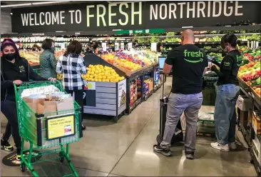  ?? SARAH REINGEWIRT­Z — STAFF PHOTOGRAPH­ER ?? Amazon Fresh has expanded its footprint in Southern California with a new grocery store in Encino, featuring the company's Just Walk Out technology. The 44,000-square-foot store is the 16th Fresh in California