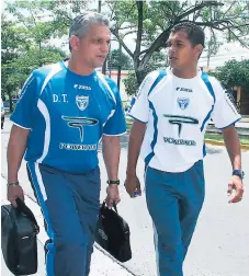  ??  ?? COLOMBIANO. Rueda dirigió a Amado Guevara, quien era su capitán. Ahora avala que sea el entrenador de la Selección.