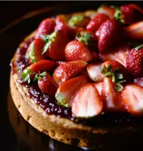  ?? Stephanie Strasburg/Post-Gazette ?? If you like a PB&J sandwich, you would love this PB&J cake. Crowned with fresh strawberri­es, it is a feast for the eyes and the palate.