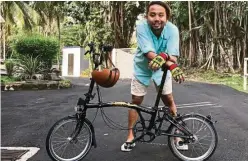  ?? — BAKI ZAINAL ?? Baki with his folding bicycle.