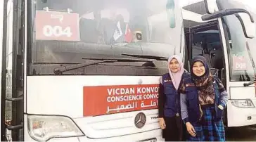  ??  ?? MARIA (kiri) dan Noor Fadhilah sertai Konvoi Wanita Untuk Syria.