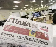  ?? Ansa ?? Matteo Renzi alla presentazi­one dei nuovi aerei dell’Alitalia con i soci arabi. A destra, la redazione dell’Unità, che oggi non sarà in edicola