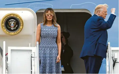  ?? Foto: Susan Walsh/AP, dpa ?? Ein ungleiches Ehepaar – oder doch nicht? Melania Trump und ihr Mann Donald vor wenigen Wochen.