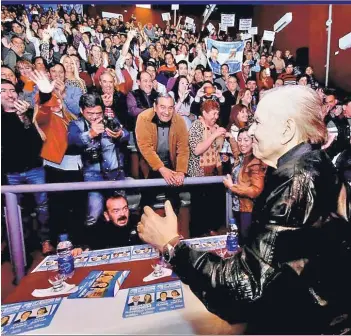  ??  ?? ► Carlos Menem durante un acto de campaña en La Rioja, en julio.