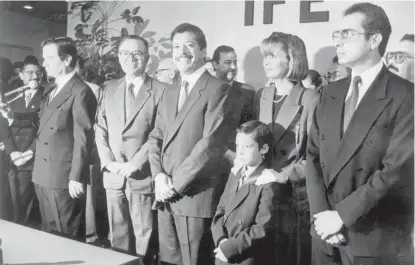  ??  ?? El candidato priista junto con su esposa e hijo, además del ex presidente Ernesto Zedillo.