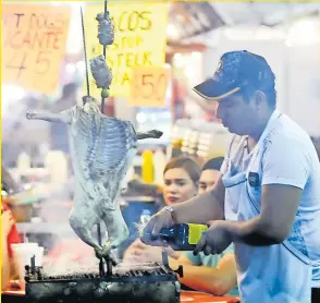  ??  ?? Para los que quieran probar otras delicias del país, pueden optar por un rico cabrito, típico platillo de Monterrey