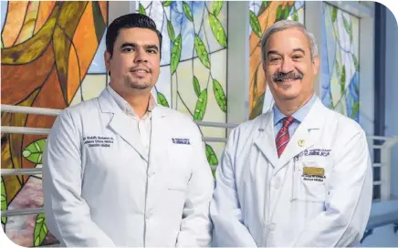  ??  ?? Fotografía: El Dr. Rodolfo Garbanzo, quien asume la Gerencia Médica del Hospital Clínica Bíblica, junto al Dr. Jorge Cortés, quien se acoge a su jubilación.