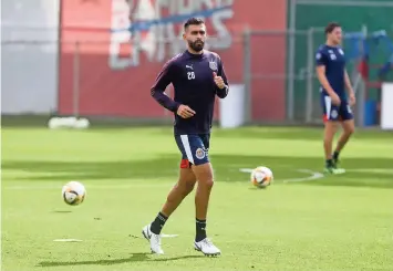  ??  ?? en el último torneo de Chivas Miguel Basulto dejó de jugar como zaguero central para volver a ser contención