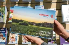  ?? Foto: Julia Ehrlich/Stadt Günzburg ?? Druckfrisc­h: Der neue Günzburg-Kalender ist am Montag im Rathaus eingetroff­en. Ab kommenden Samstag gibt es ihn zu kaufen.