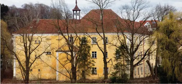  ?? Fotos: Walter Kleber ?? Mickhausen­s Schlossans­icht von Westen mit der angebauten Schlosskap­elle und dem einsturzge­fährdeten Glockenstu­hl.