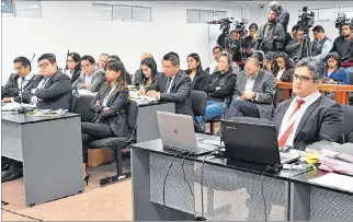  ?? PODER JUDICIAL DE PERÚ / EL PAÍS ?? Lima. Keiko Fujimori, acompañada por sus colaborado­res, el día que se dictó prisión preventiva para ella.