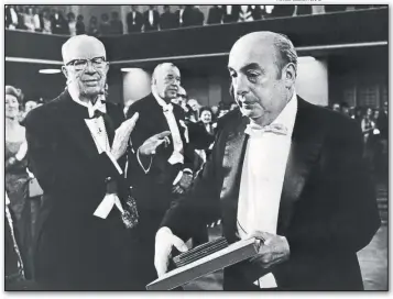  ?? FOTOS: CEDOC PERFIL ?? PARA LA POSTERIDAD. El poeta chileno al recibir el Premio Nobel de Literatura, el 21 de octubre de 1971.