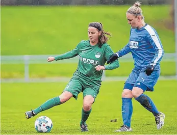  ?? FOTO: VOLKER STROHMAIER ?? Durch die erste Heimnieder­lage gegen den FFC Wacker München rutschte der SV Alberweile­r (links Leonie Schick) in der Tabelle auf Platz vier ab.