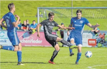  ?? FOTO: FLORIAN WOLF ?? Hier zieht Felix Merz vom SV Maierhöfen-Grünenbach ab, den Sieg sicherte sich aber der TSV Heimenkirc­h (Markus Hutterer).