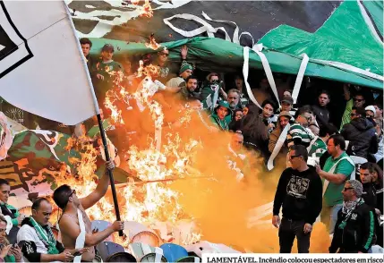  ??  ?? LAMENTÁVEL. Incêndio colocou espectador­es em risco