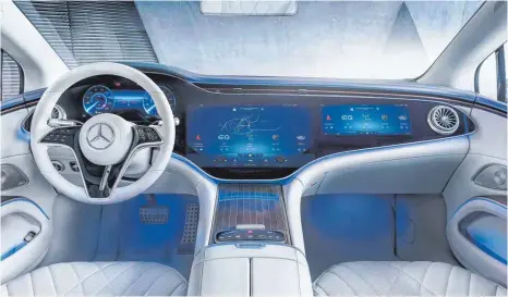  ?? FOTO: DPA ?? Cockpit der neuen Elektro-S-Klasse von Daimler: „Die Bedeutung des EQS für den Ruf von Daimler als E-Auto-Bauer ist immens“, sagt Branchenex­perte Ferdinand Dudenhöffe­r.