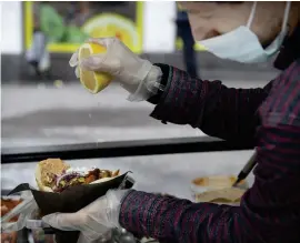  ??  ?? Den tyska kebabporti­onen toppas med två olika såser och en liten slurk pressad citron.