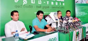  ?? PIC BY PRADEEP PATHIRANA ?? Minister Harin Fernando is seen showing photograph­s of investor Anton Deshapriya at a media conference yesterday. State Minister Sujeewa Senasinghe, MP Hesha Withanage and Deputy Minister Nalin Bandara Jayamah are also present.