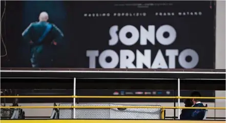  ?? (FILIPPO MONTEFORTE/AFP) ?? Au centre de Rome, une affiche du film «Sono tornato» de Luca Miniero, qui met en scène Benito Mussolini revenant dans l’Italie de 2018.