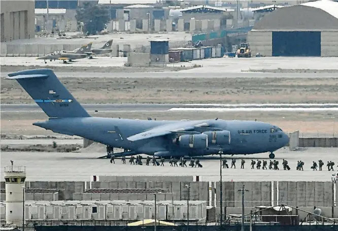  ?? AAMIR QURESHI / AFP ?? Soldats dels Estats Units embarquen en un avió de l’exèrcit per abandonar l’Afganistan l’últim dia de la seva presència al país