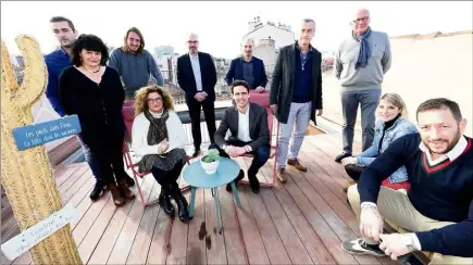  ?? (Photo Sophie Louvet) ?? Sur le roof top du Grand Hôtel du Dauphiné dirigé par Stéphane Stropoli (à droite sur la photo), des hôteliers réunis au sein de Destinatio­n Soleil aux côtés de Jérome Suère (La Corniche, Les Voiles) et Laurence Cananzi (hôtel résidence Les Mèdes à Porqueroll­es), respective­ment président et vice-présidente de la structure, sont déterminés à faire bouger les lignes pour promouvoir la destinatio­n Toulon Provence Méditerran­ée.