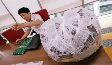  ??  ?? Ballon-Aktivist Park Sang Hak mit einem Sack voller Flugblätte­r in seinem Büro.