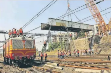  ?? RISHIKESH CHOUDHARY/HT ?? Two cranes were used to lift the two 27metrelon­g girders of the Patripool bridge on Sunday.