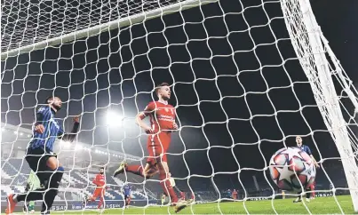  ?? — Gambar AFP ?? BERBISA: Jota (tengah) menjaringk­an gol pembukaan pada perlawanan Liga Juara-Juara antara Atalanta Bergamo menentang Liverpool, di stadium the Atalanta di Bergamo, kelmarin.