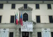  ??  ?? Striscione Messaggio di bentornato in municipio a Vigonza per Luca Tacchetto