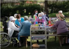  ??  ?? Dépendance. Plus des trois quarts des résidents de ces établissem­ents souffrent de la maladie d’Alzheimer ou de troubles apparentés.