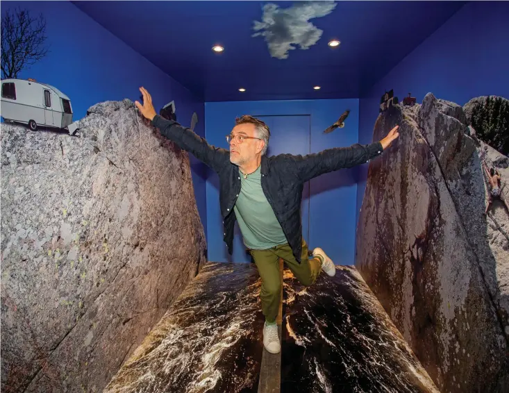  ?? Bild: Charlotta Sandelin ?? Jakob Brandqvist balanserar i rummet om höjdskräck som han har designat till utställnin­gen ”Rädd?”, som öppnar i dag på Hallands kulturhist­oriska museum i Varberg.
