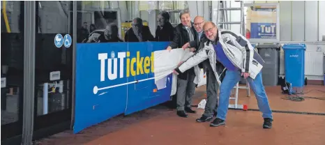  ?? ARCHIVFOTO: FRANK CZILWA ?? Im Dezember 2019 hatten Landrat Stefan Bär, Jochen Klaiber von Klaiber Bus und Michael Schettler von Stadtbus Tuttlingen das neues Design der TUTicket-Busse enthüllt. Nun gibt es Kritik, die Fläche zur Senkung der Kosten mit Werbung zu vermarkten.