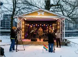  ?? Bild: Anders Andersson ?? Tillsamman­s med bandet Kvartiåtta framträdde deltagarna i årets Funkisfest­ival från scenen vid Rotundan i Norre katts park.