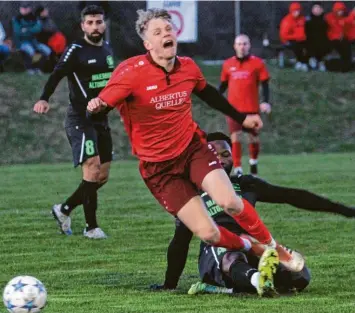  ?? Foto: Reinhold Rummel ?? Am Einsatz fehlte es nicht im Derby zwischen dem TSV Dasing und dem SC Oberbenrba­ch. Dasings Marc Baumgärtne­r wird in dieser Szene von Rachad Bamario unsanft gebremst.