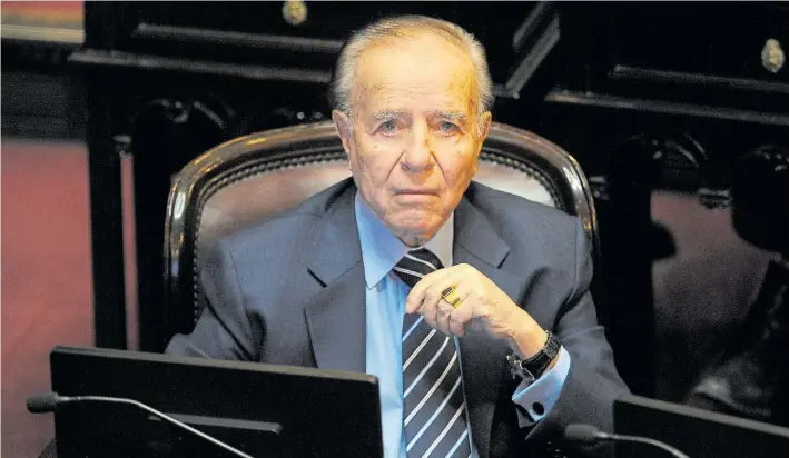  ?? MAXI FAILLA ?? Sin reelección. Carlos Menem en su banca del Senado, de la que deberá despedirse en diciembre, según la resolución judicial que le impide competir en las elecciones.