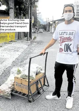  ??  ?? Actor Enchong Dee helps good friend Dom Hernandez transport the produce.