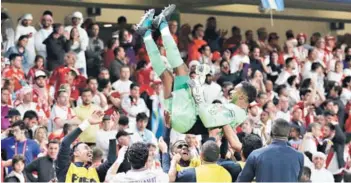  ??  ?? ► Essa, figura de la cancha, lanzado al aire por sus compañeros del Al Ain.