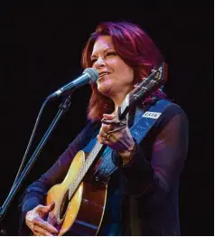  ?? Fotos: afp; Julian Leitenstor­fer ?? Johnny Cash – hier während der Zeit als Army Rekrut – hat so viel von Landsberg erzählt: Rosanne Cash bei ihrem Auftritt im Stadttheat­er.