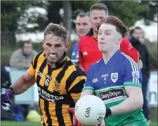  ??  ?? James Stafford of Glynn-Barntown is tackled by Brian Malone (Shelmalier­s) in the Tom Doyle Supplies SFC game in Taghmon on Friday.