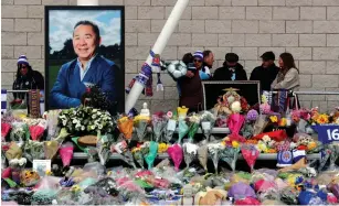  ?? (Eddie Keogh/Reuters) ?? FANS MOURN Leicester City’s owner Thai businessma­n Vichai Srivaddhan­aprabha, and four other people who died when their helicopter crashed as it left the ground after the match on Saturday, at the King Power Stadium yesterday.