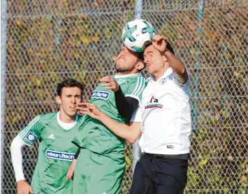  ?? Foto: Klaus Jais ?? Felix Käser (links) beobachtet das Kopfballdu­ell zwischen seinem Mannschaft­skameraden Andreas Kaiser und Alexander Kühn vom TV Bad Grönenbach.