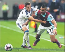  ?? FOTO: GETTY ?? Javier Manquillo, a la izquierda, está contando con minutos en el Sunderland