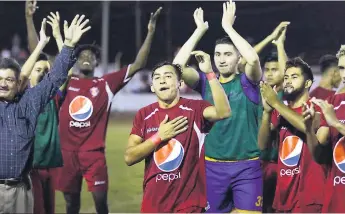  ?? FOTOS NEPTALÍ ROMERO. ?? LOCALES. El Villanueva FC está inspirado con vista al cruce de hoy frente al Pinares, pero su entrenador Carlos “Chato” Padilla no se confía.