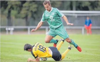  ?? FOTO: THOMAS WARNACK ?? In dieser Szene bremst Anton Hartock (unten) gerade noch Martin Schrode.