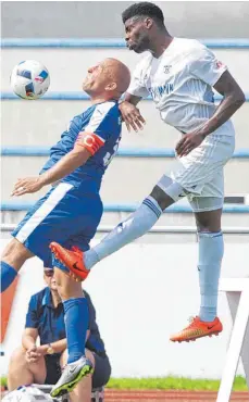  ?? FOTO: GUENTER KRAM ?? Reizvolles Pokalspiel im Zeppelinst­adion zwischen dem VfB und dem FVR: Daniel Di Leo (links), hier im Zweikampf mit Ravensburg­s Maschkour Gbadamassi während des Landesliga­duells.