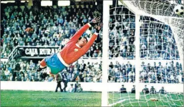  ??  ?? GOL A SUPERPACO EN 1975. El árbitro dio gol a este disparo de Breitner que entró por el lateral de la red.